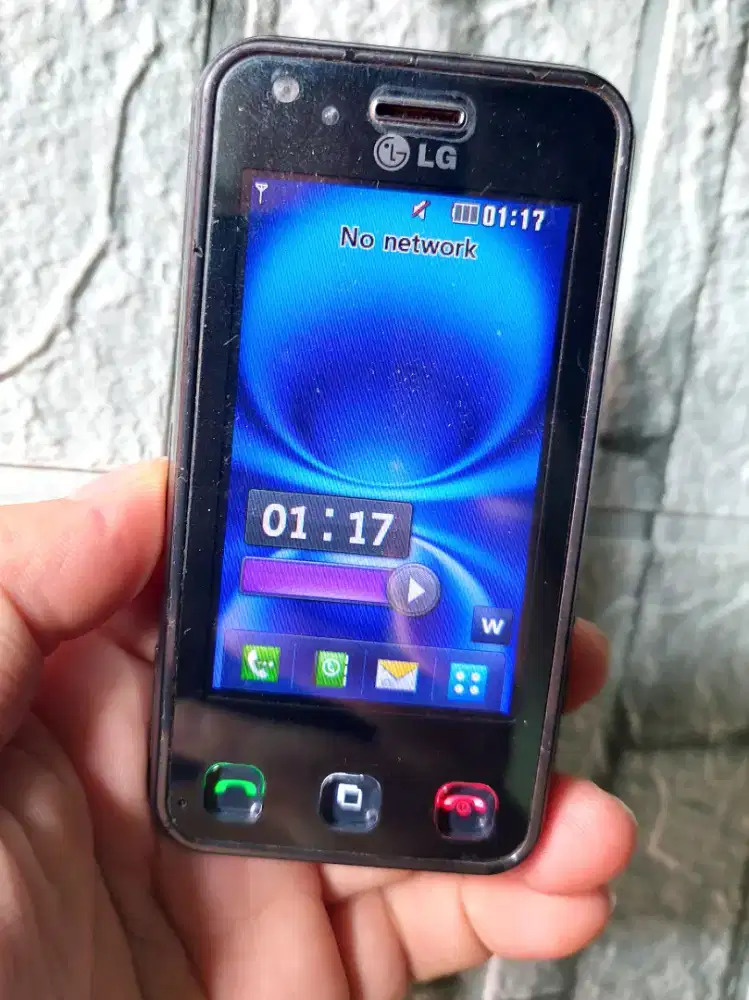 LG KC910 Camera Phone 8MP Schneider-Krauznach lens & Laser Xenon flash