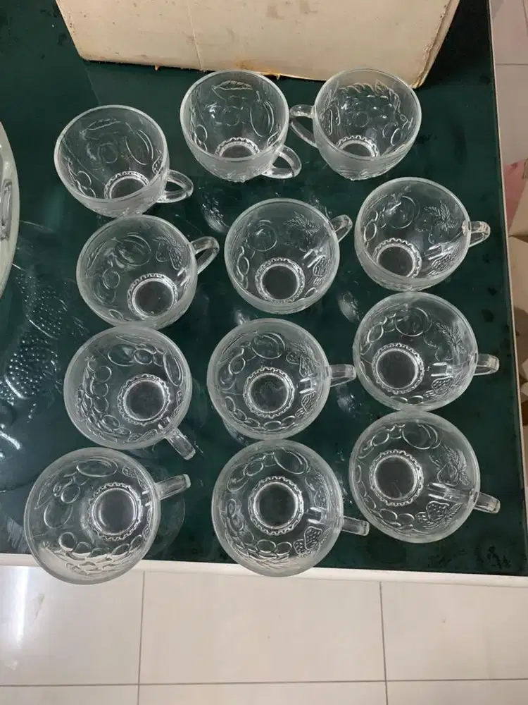 Tempat es buah besar dan gelasnya