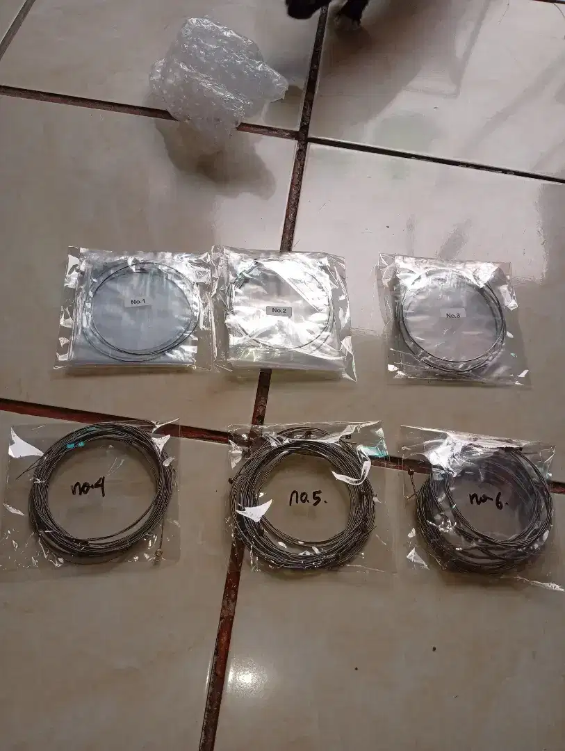 Satu set Senar gitar unpacking bisa satuan atau lusinan