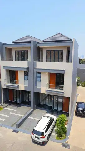 DIJUAL RUMAH 3 LANTAI SIAP HUNI LOKASI DEKAT DENGAN KAMPUS BINUS ANGGR