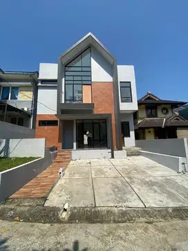 di jual rumah baru finishing kolam renang  claster depan Sentul city