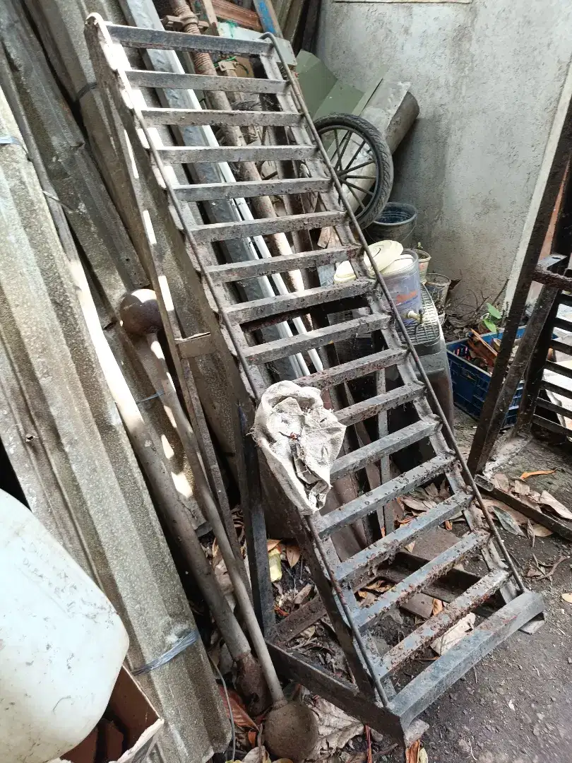Ramp tanjakan mobil u lihat kolong