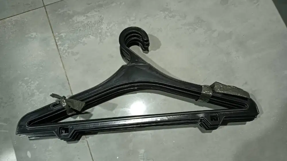 Dijual Cepat Gantungan/hanger baju plastik BU