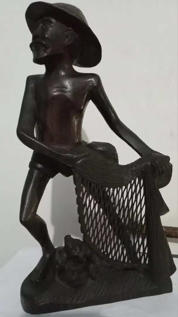 Patung nelayan tebar jala