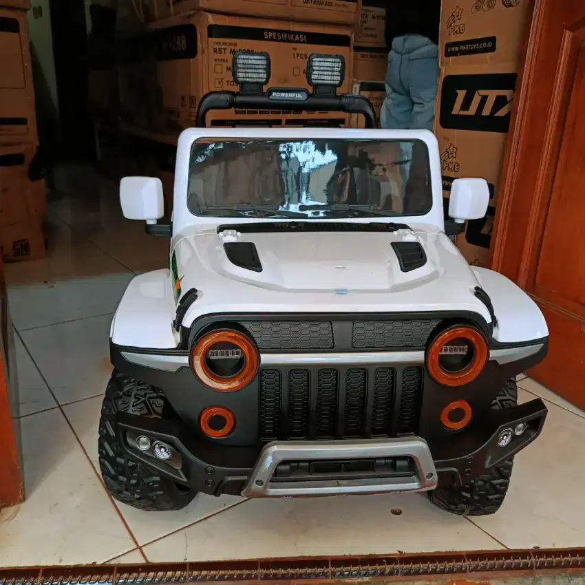 MOBIL AKI REMOTE ANAK JEEP BAN KARET