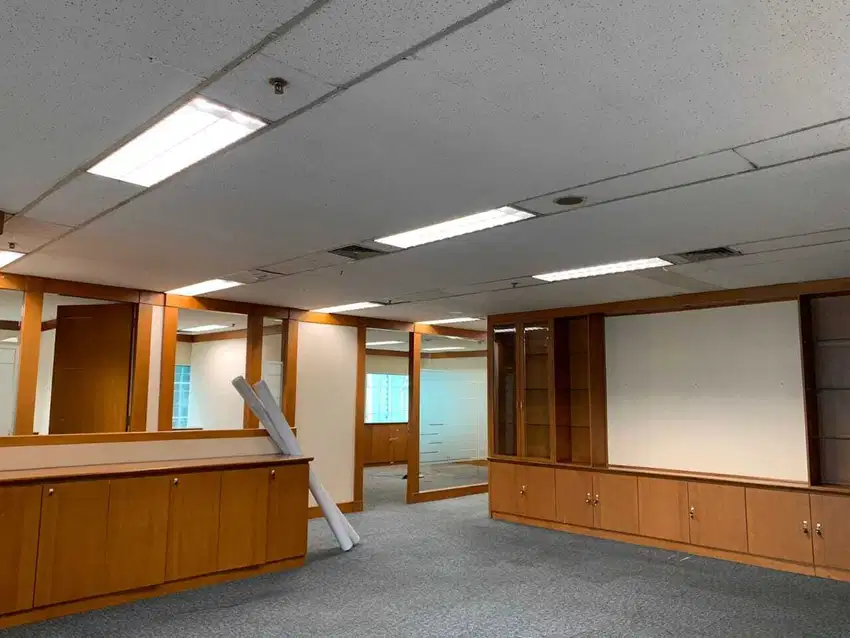 Sewa Kantor 306 m2 Sdh Partisi di Mayapada Tower Sudirman, Murah, Nego