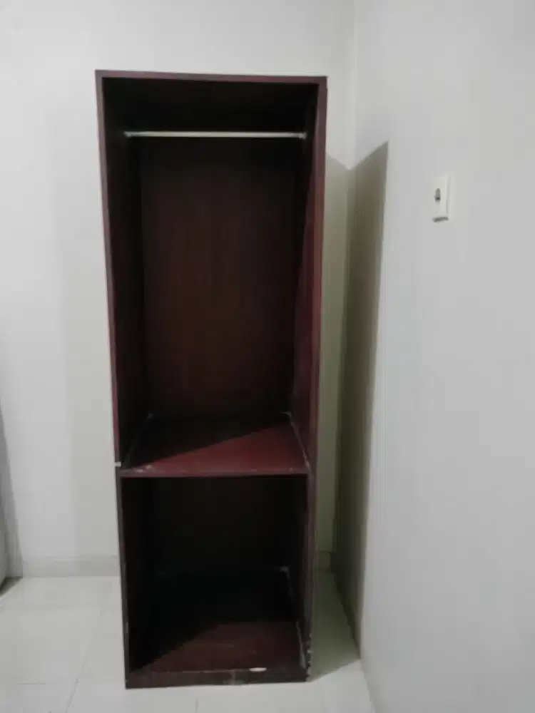 Lemari tebal tanpa pintu