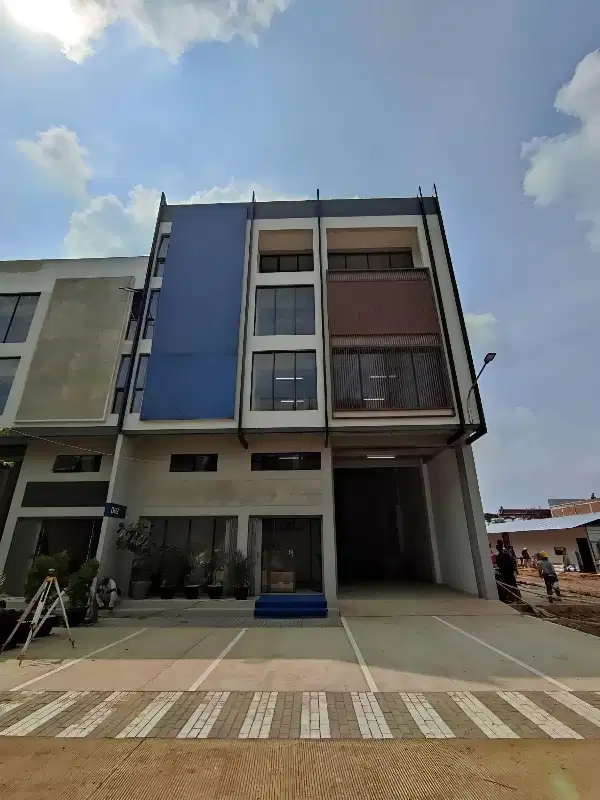 disewakan gudang+kantor 4 lantai 10 menit ke bandara