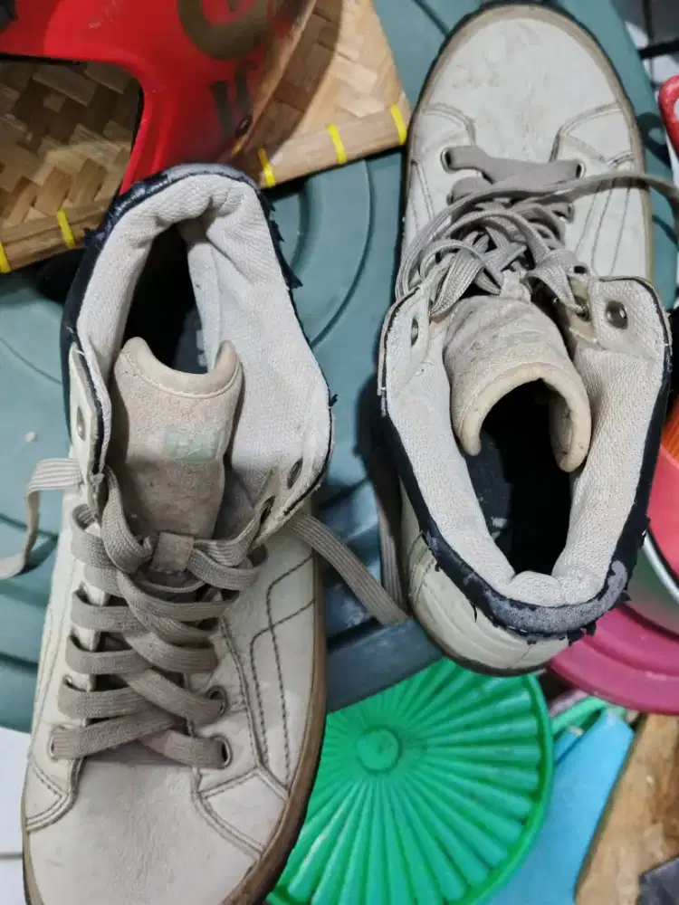 Sepatu boot cartepilar