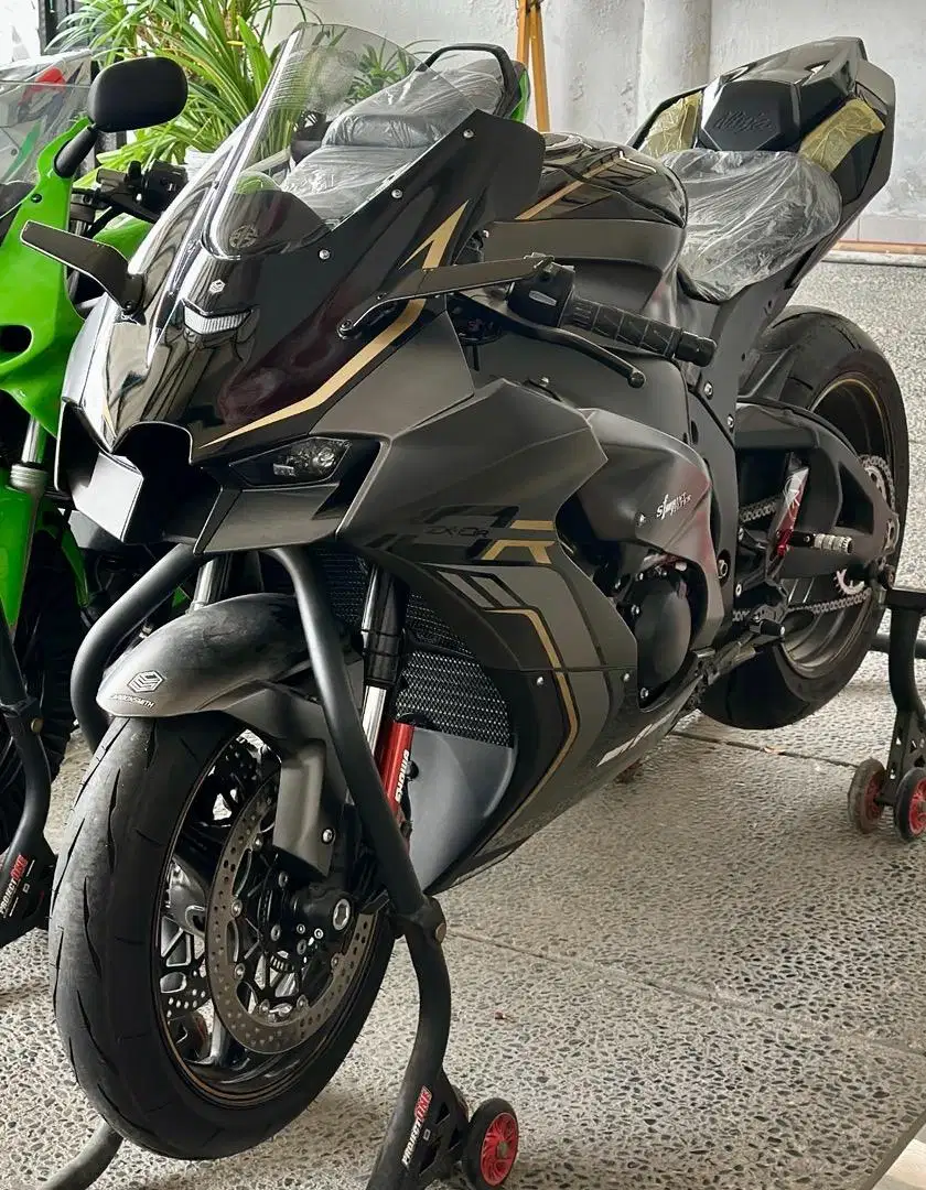 Kawasaki Zx10r KM 96 perak, motor second rasa baru” plus modif RACING