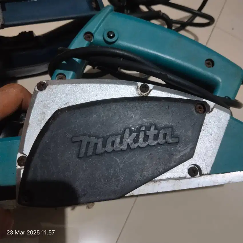 Mesin serut makita