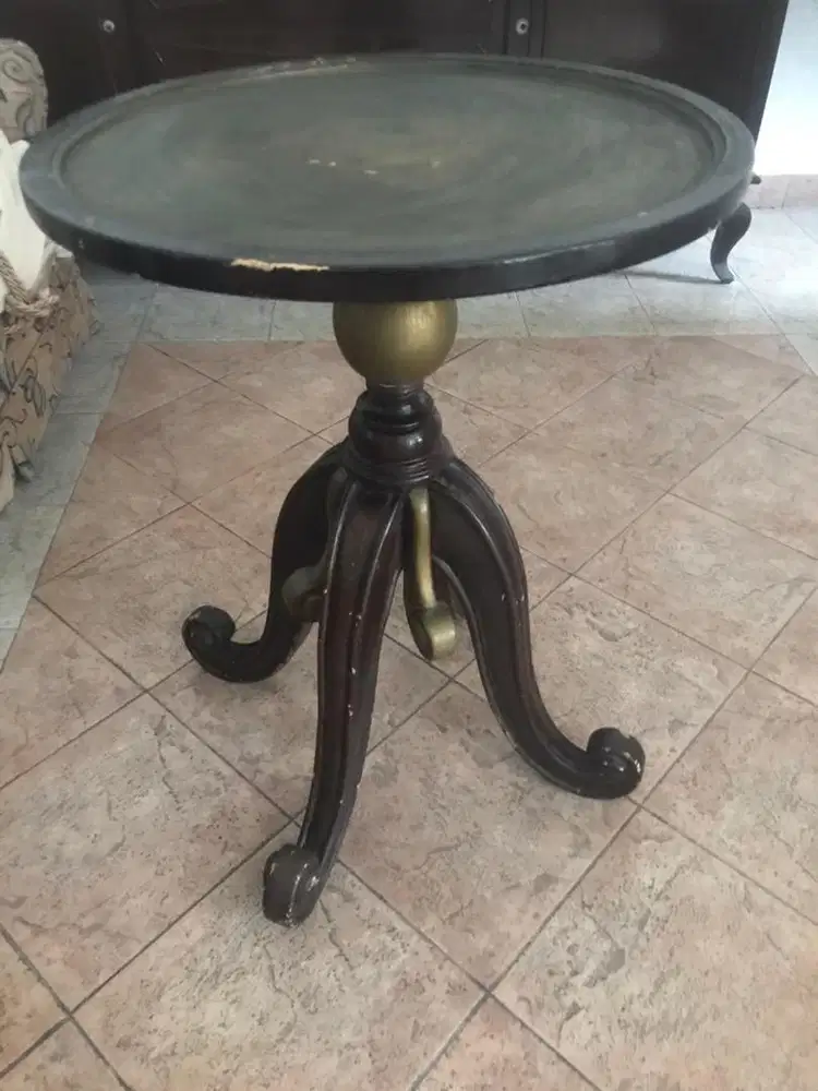 Meja bundar end table