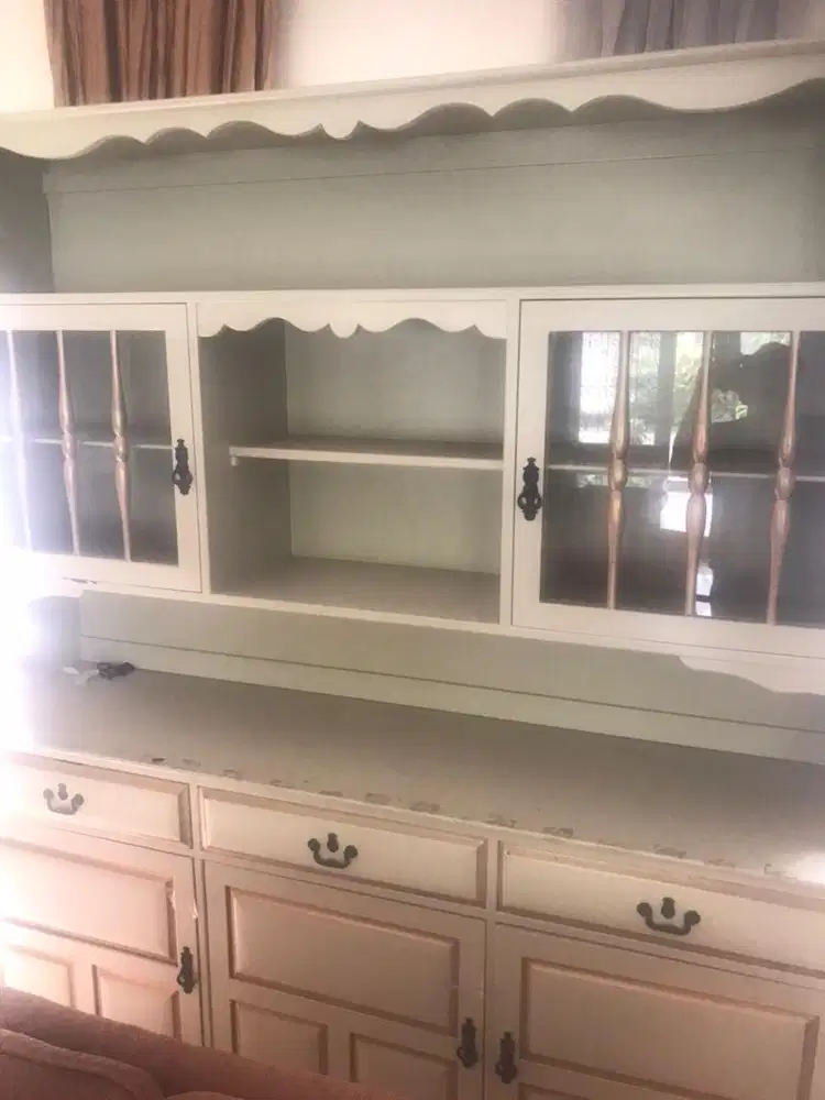 Lemari pajangan klasik