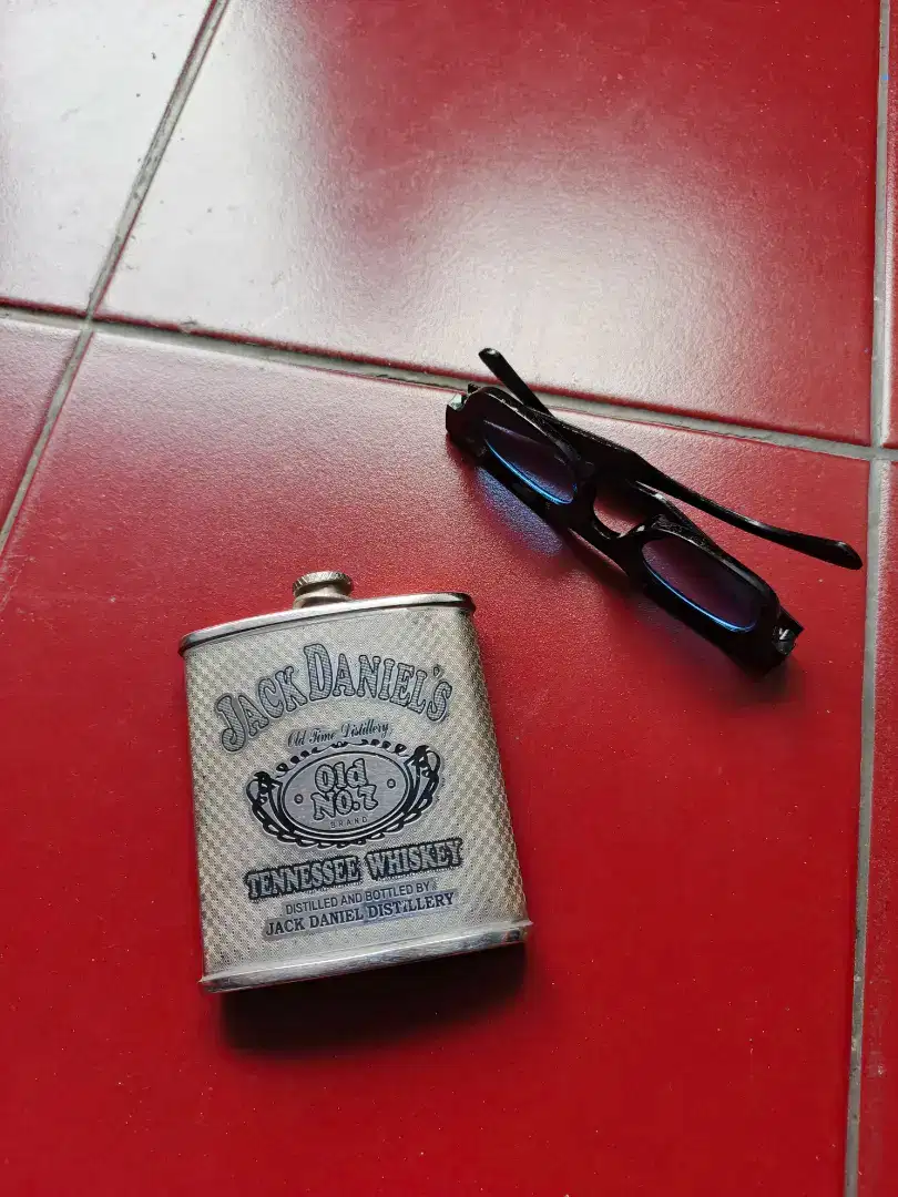 Tempat minuman merk Jack Daniels
