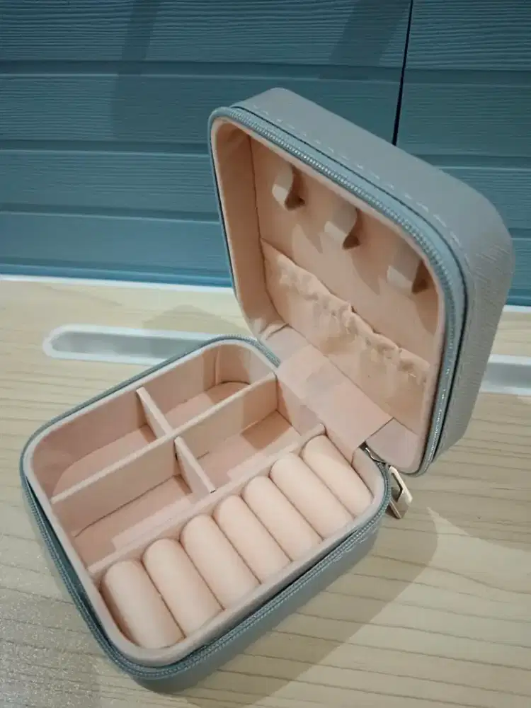 50rb BARU-Kotak Tempat Perhiasan Mini Travel Bhn Pu+fiber Uk.10x10x5cm