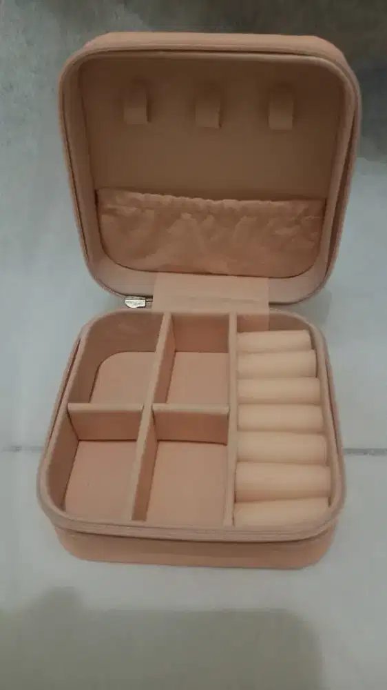 50rb BARU-Kotak Tempat Perhiasan Mini Travel Bhn Pu+fiber Uk.10x10x5cm