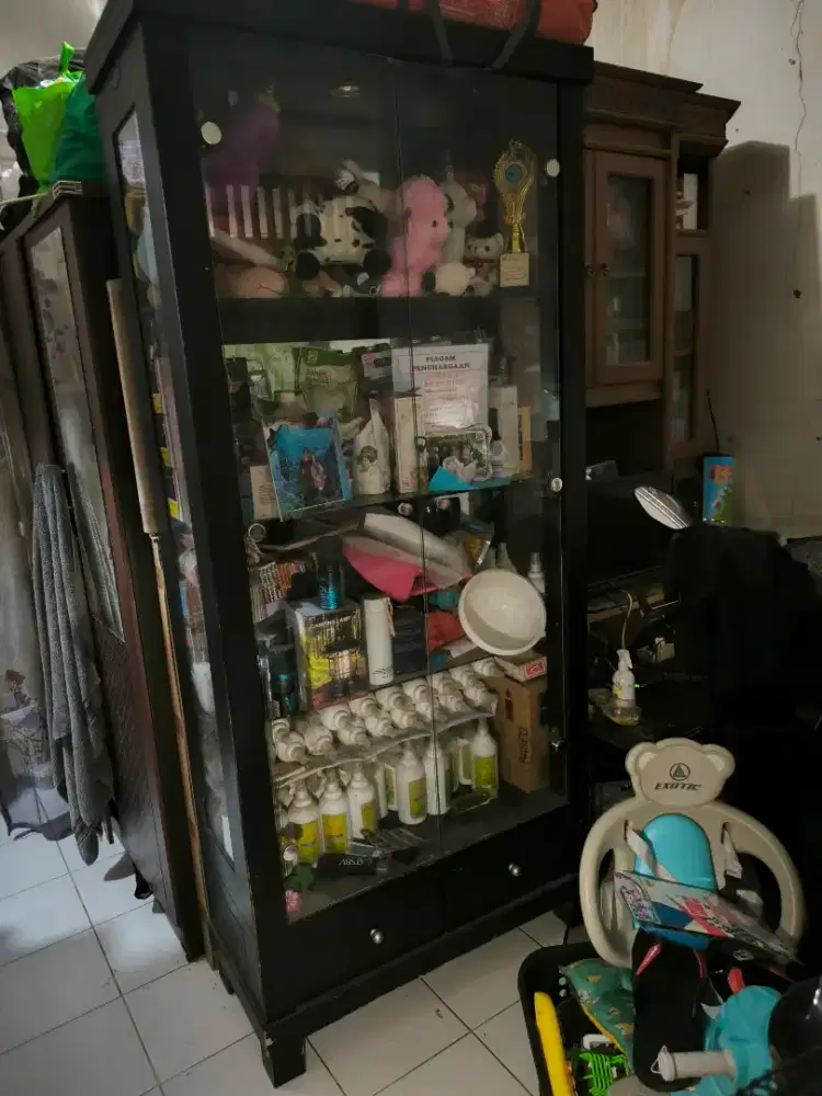 Lemari laci kayu kaca hias pajangan funiture ukuran besar