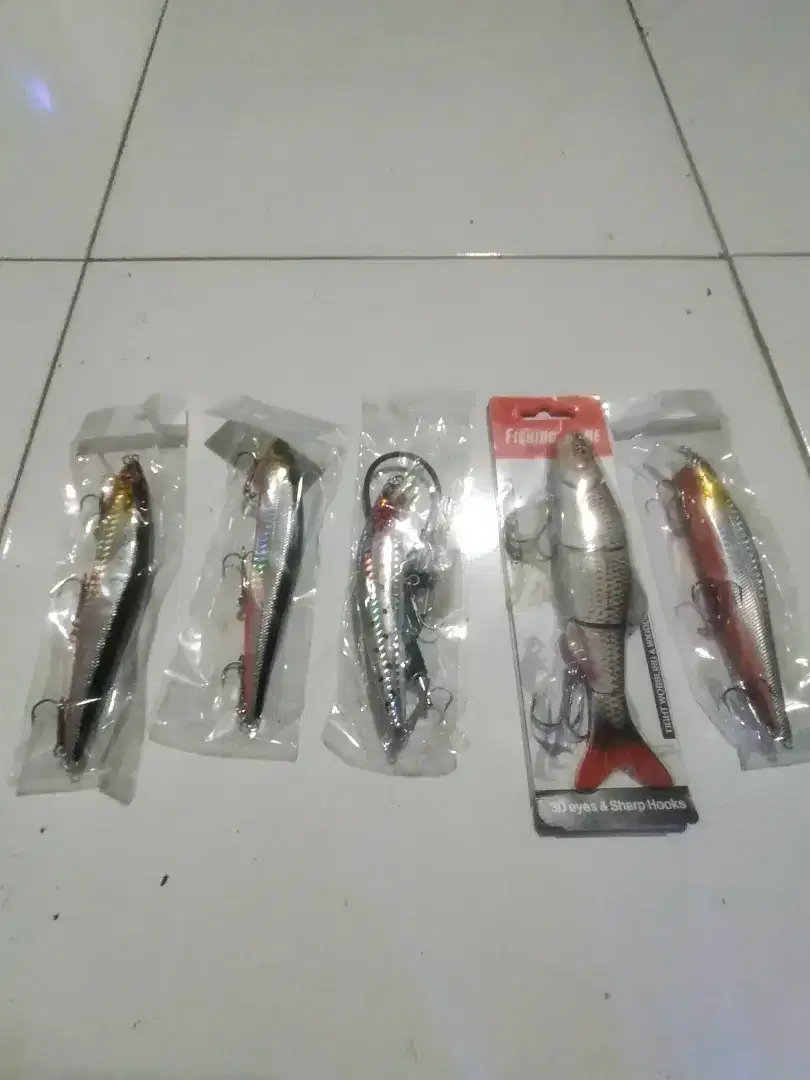 Umpan pancing ,timah ,Dan lain lain.