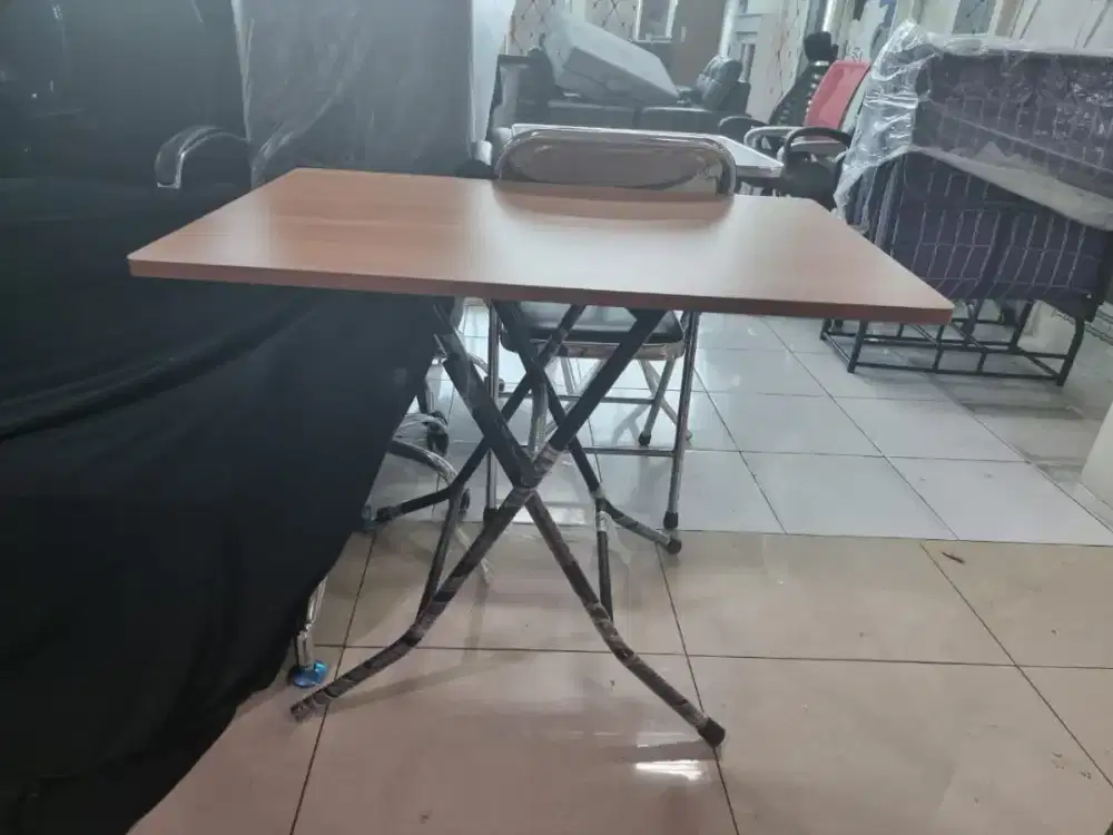 Meja makan kaki lipat
