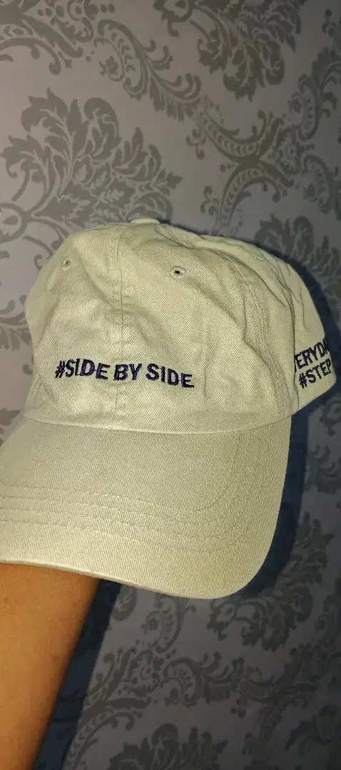 Topi hijau side by side