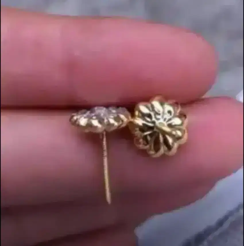 Anting emas berlian 2.2gram kadar 33% mata berlian 0.70carat