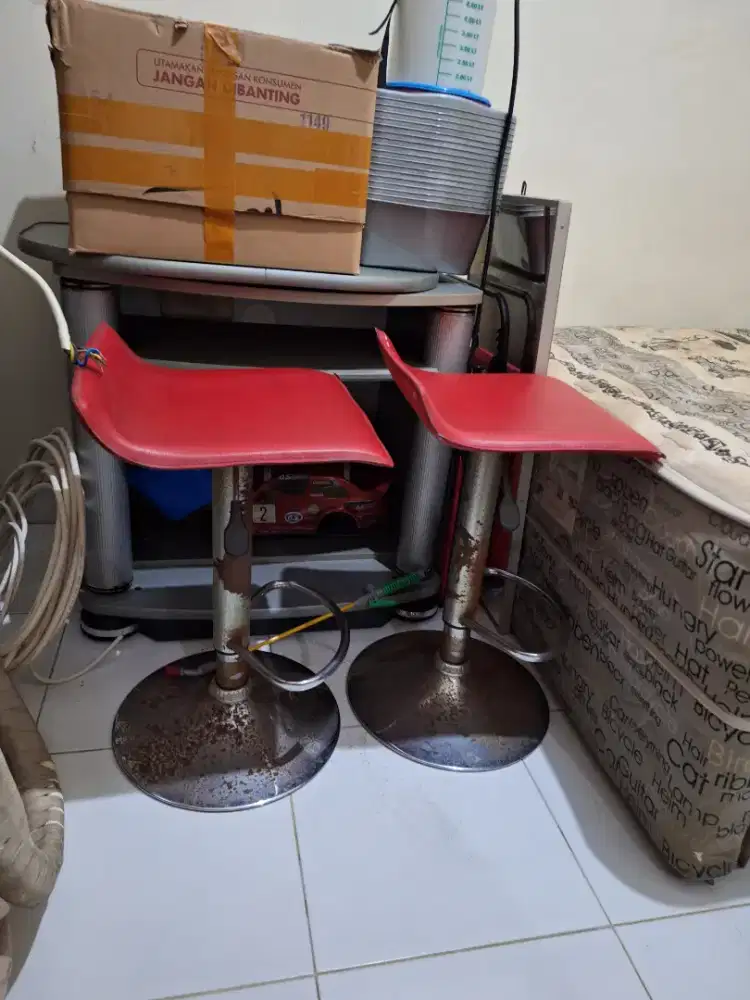 Kursi bar merah (2 pcs)