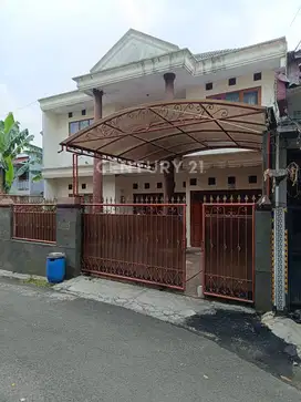 Rumah Bagus Jl Gandaria Jakarta Selatan Semi Furnished Siap Huni.