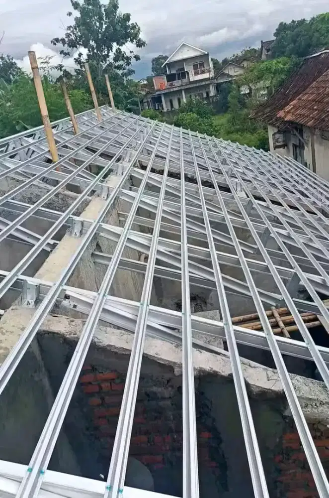 Terpasang rangka atap rumah dan kanopi teras rumah baja ringan