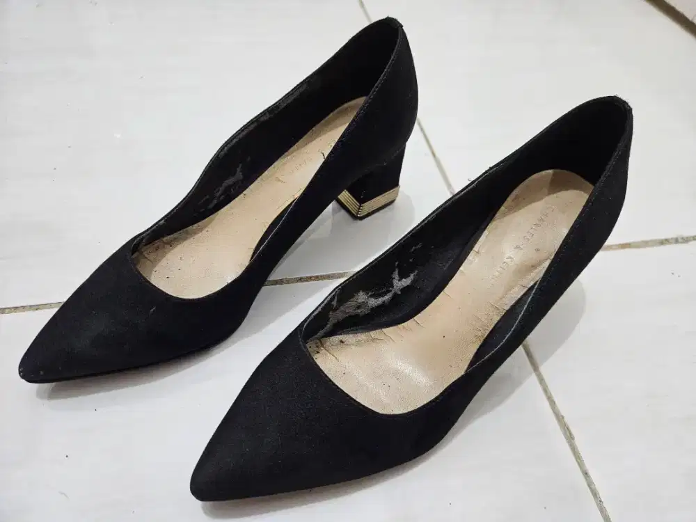 Sepatu Tapak Tahu Charles and Keith