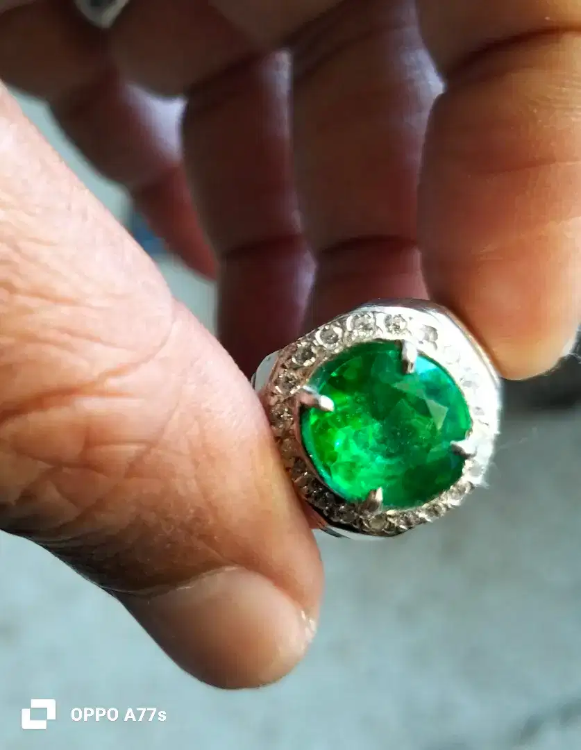 Natural Emerald (Beryl) 4,36 ct mewah , bersertifikat/memo