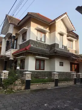 RUMAH MEWAH EXCLUSIVE DI PERUM GODEAN DEKAT KOTA JOGJA FULL FURNISHED