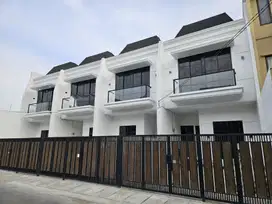 DIJUAL RUMAH BARU 2 LANTAI 5 X 20 DI KAVLING DKI MERUYA JAKARTA BARAT