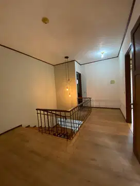 Dijual Rumah 3 lantai di Setraduta