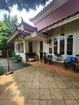 Dijual rumah villa asri halaman luas harga murah di cinere