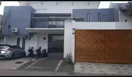 KANTOR BERBENTUK RUMAH DI GAYUNGSARI TIMUR SIAP BEROPERASI