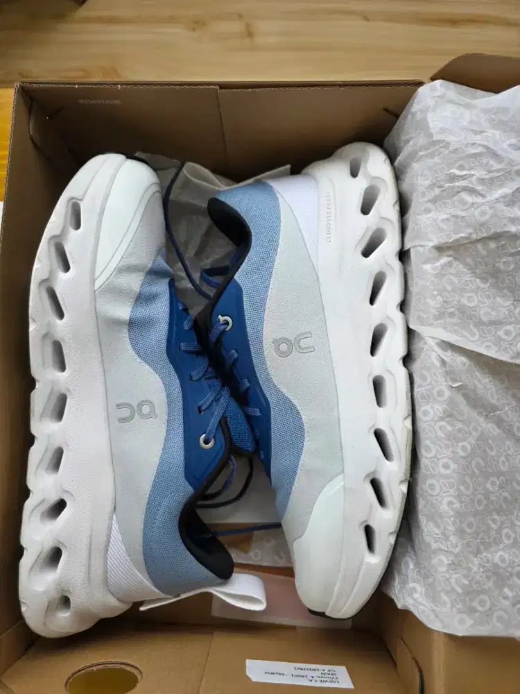 Sepatu Oncloud Loewe x Cloudtilt 2.0 warna biru putih original JP