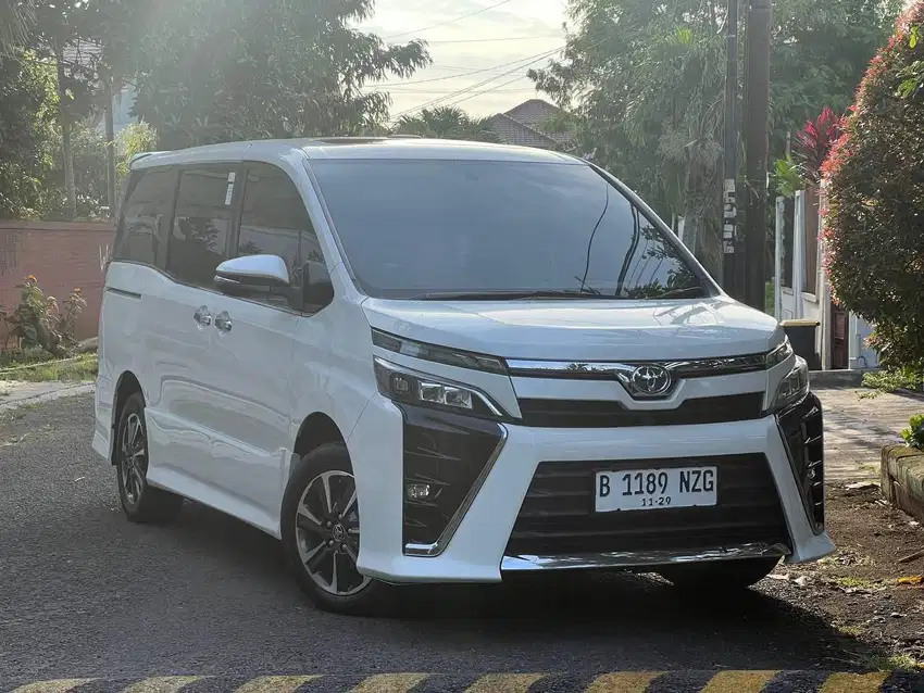 Toyota Voxy 2019 Putih. MPV keluarga paling enak dibawa pulang jauh