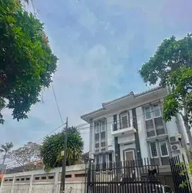 dijual rumah 3 lantai di kemang lokasi strategis dekat kemang raya