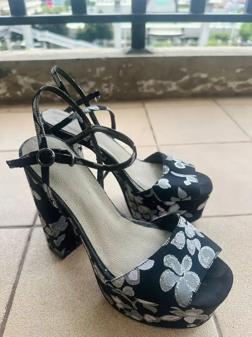 SALE!!! 350k ORI Charles & Keith Floral size 36