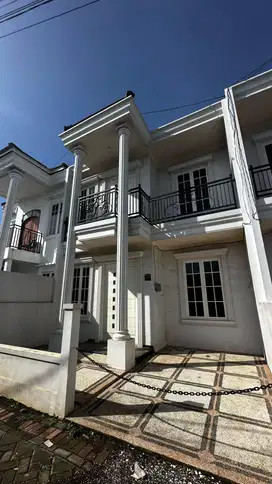 RUMAH 2 LANTAI MODERN MINIMALIS DEKAT KAMPUS UNIRA
