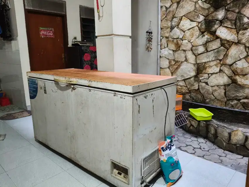 Freezer Box Gea 500liter Dingin dan Beku Polll