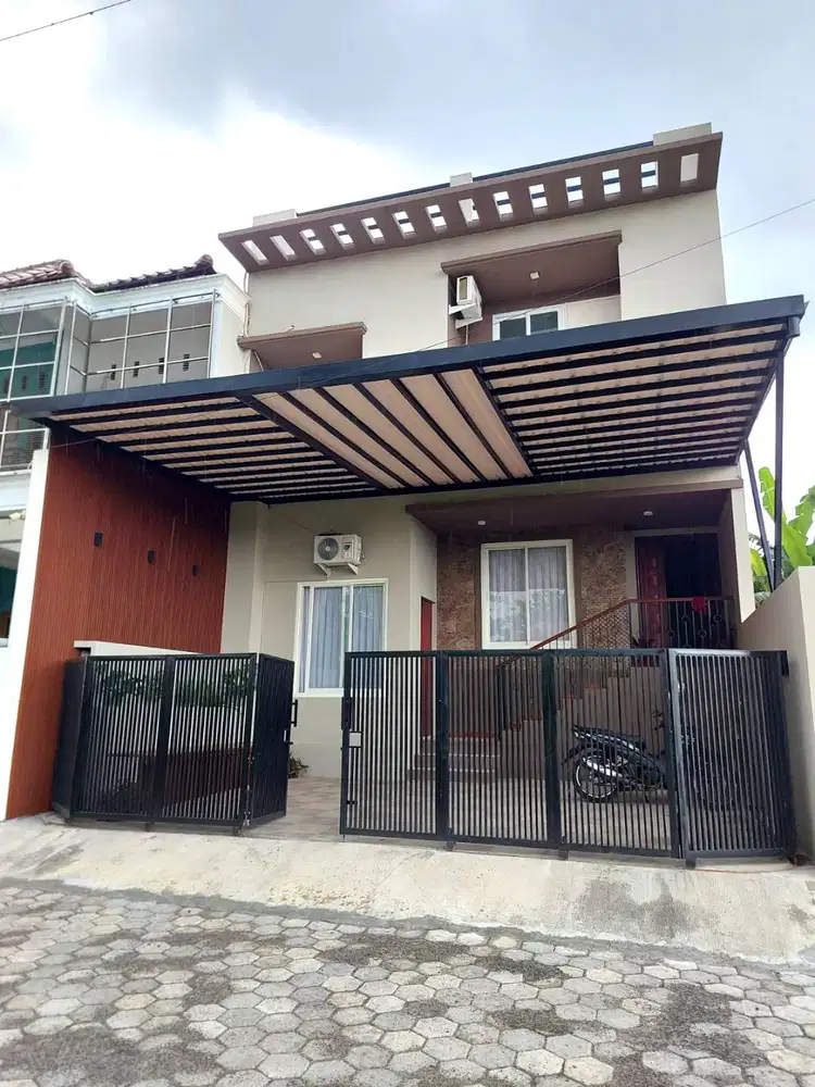 Rumah Strategis dengan Rooftop dekat Blok O