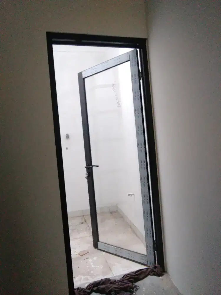 Pintu kaca alumunium