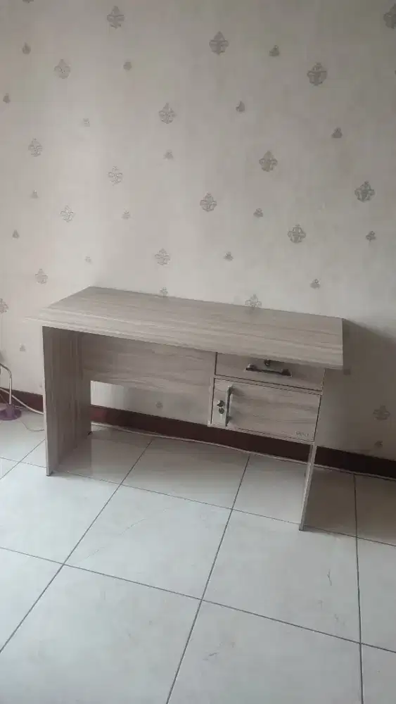 meja tulis setengah biro