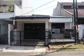 Rumah Terawat 4 KT 10 Menit ke Stasiun Klender SHM Hadap Timur J-18300