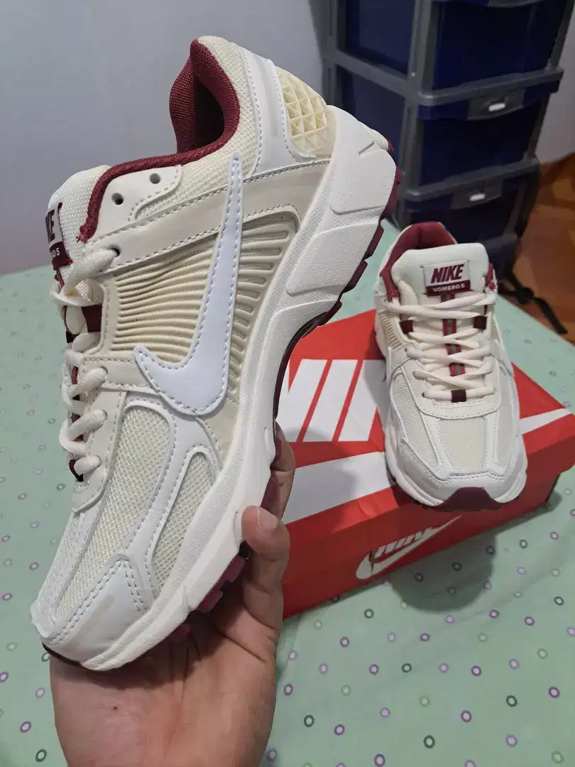 NIKE VOMERO 5 SPESIAL EDITION VALENTINE SIZE 42