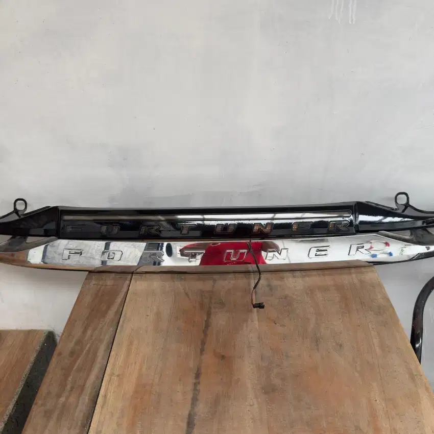 Garnish Pintu Belakang Trunklid Bagasi Fortuner VRZ Original