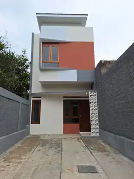 Rumah 2 lantai harga 1 lantai di pinggiran Kota Bandung