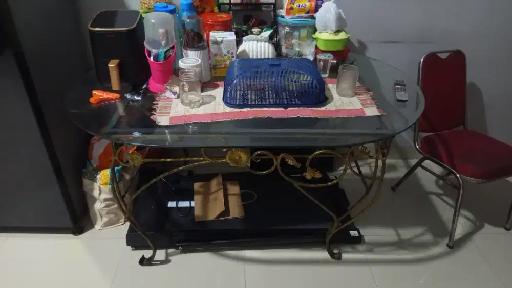 Meja makan kaca