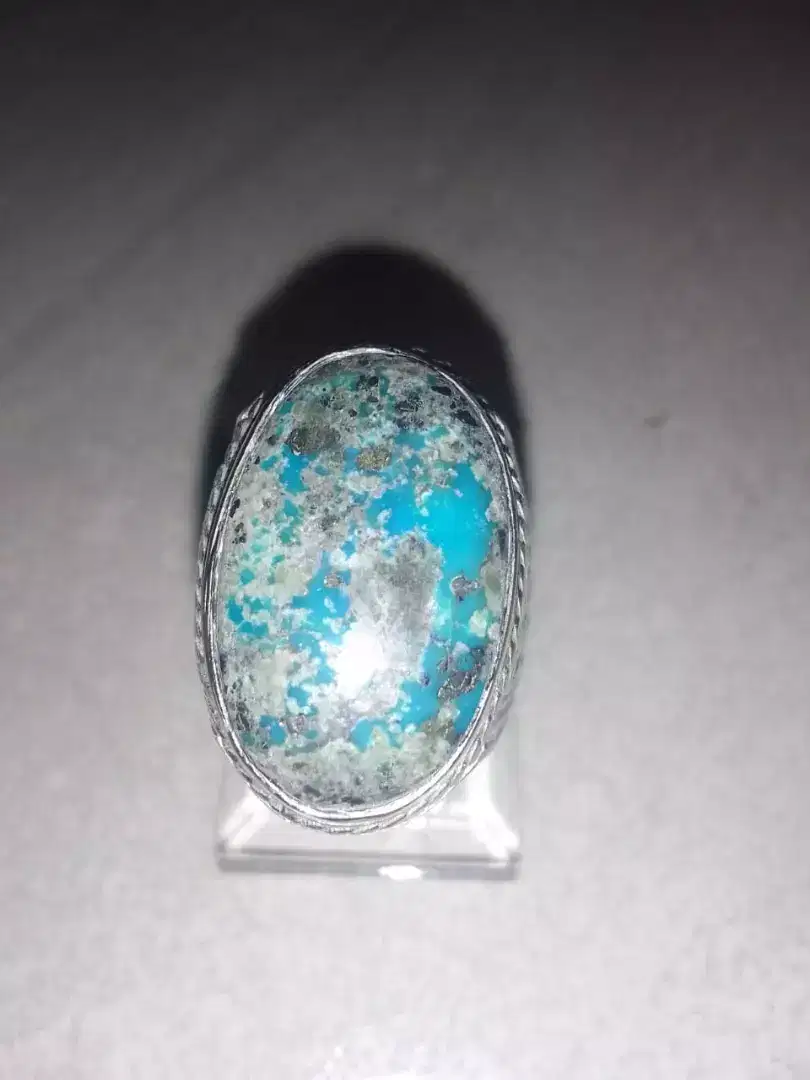 Pirus Persia dengan serpihan perak / logam